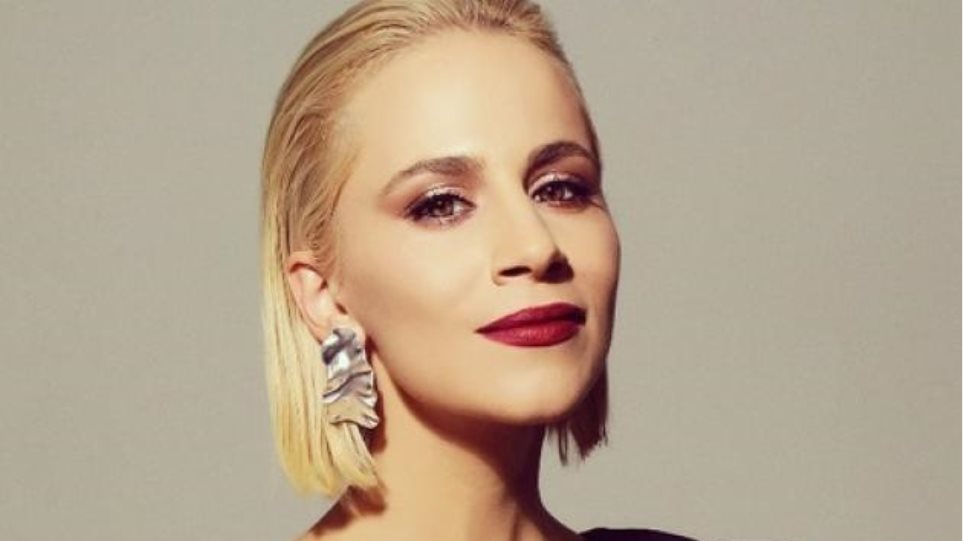 Νάντια Μπουλέ: Ποζάρει με μαγιό και δείχνει το καλλίγραμμο κορμί της (φωτο)