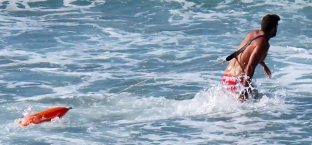 Γι’αυτό υπάρχουν τόσοι πνιγμοί ανά την Ελλάδα; «Χρειάζονται πάνω από 6.000 ναυαγοσώστες για να καλύψουμε τις ανάγκες»