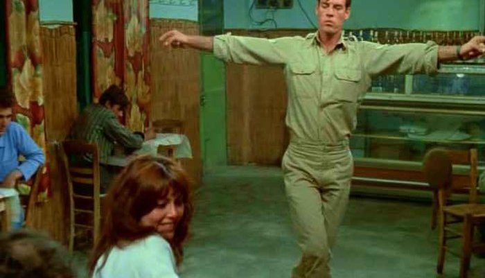 Η πλάνη με το «Ζεϊμπέκικο της Ευδοκίας»: Τι χόρευε στ’ αλήθεια ο λοχίας στη θρυλική σκηνή