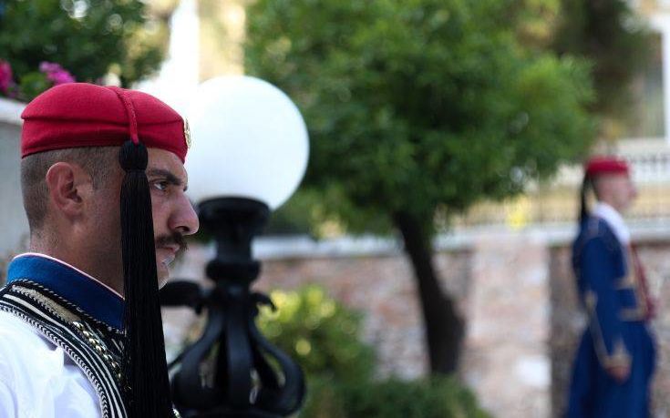 Ποιος πολιτικός περπατούσε με ύφος «χιλίων Καρδιναλίων» στο Προεδρικό Μέγαρο