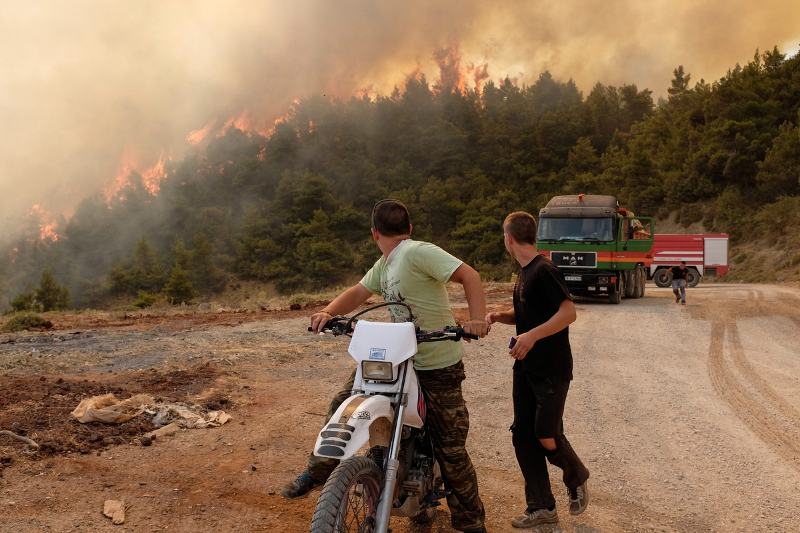 Μεγάλη φωτιά ανάμεσα σε Δερβενοχώρια και Τανάγρα -Απομακρύνονται άνθρωποι από μοναστήρι (upd)