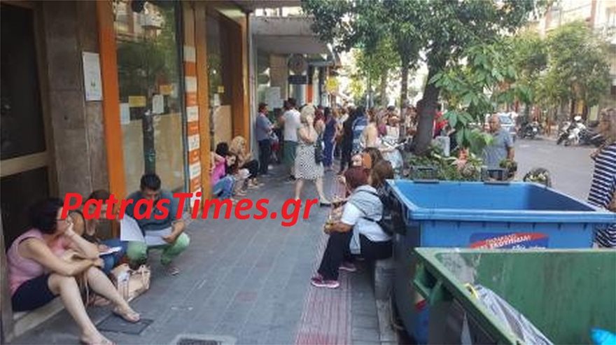 Πάτρα: Γονείς στην ουρά και αναμονή όλη τη νύχτα για μία θέση στους παιδικούς σταθμούς (φωτό)