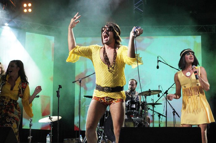 «Τσικάκια» θα αναστατώσουν την «Ακτή Ιππόκαμπος» – Ο Tonis Sfinos σε ένα μοναδικό show on the beach στην Βραυρώνα!