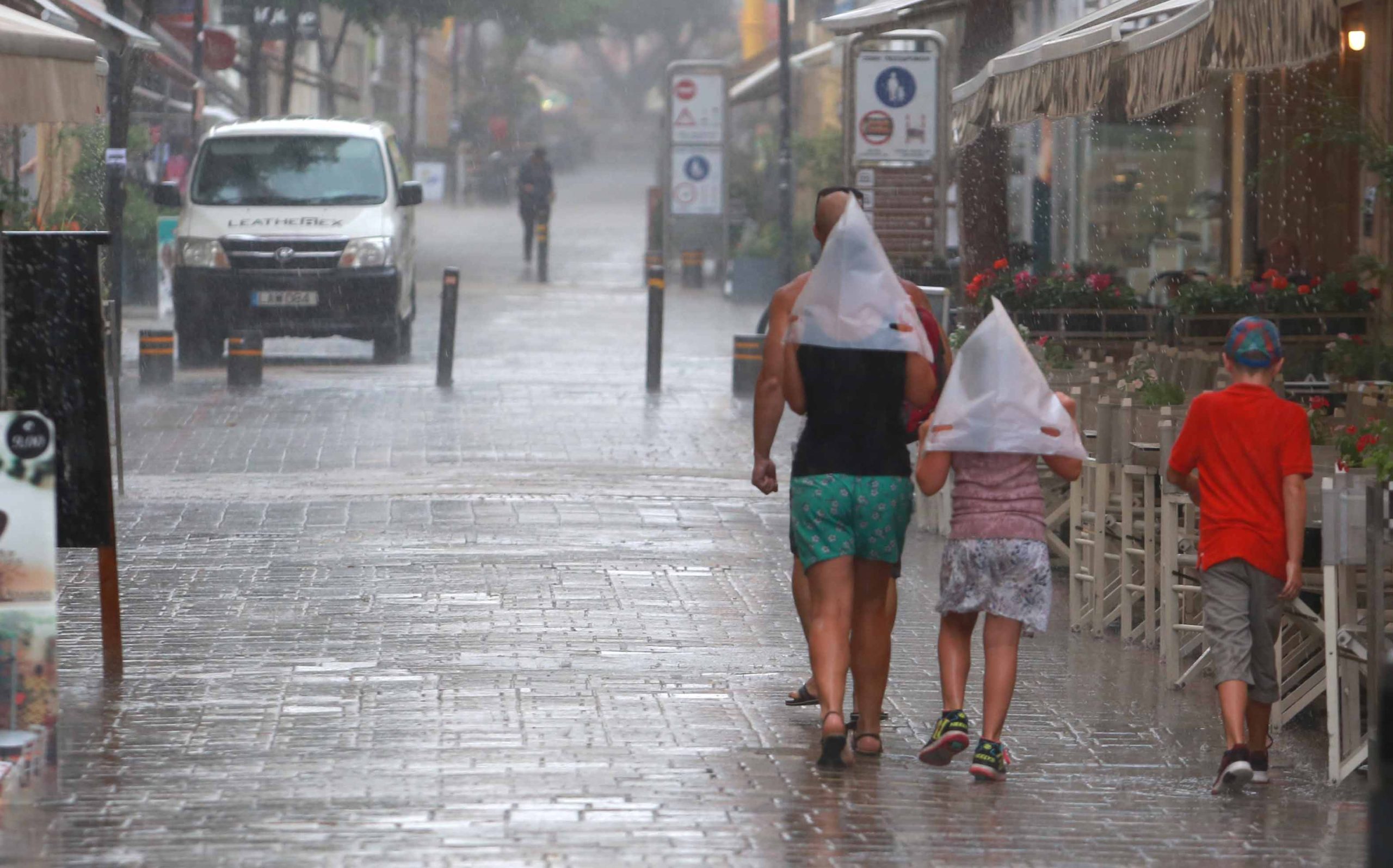 Kαιρός: Που αναμένονται βροχές και καταιγίδες και που λιακάδες – Επτά μποφόρ στο Αιγαίο