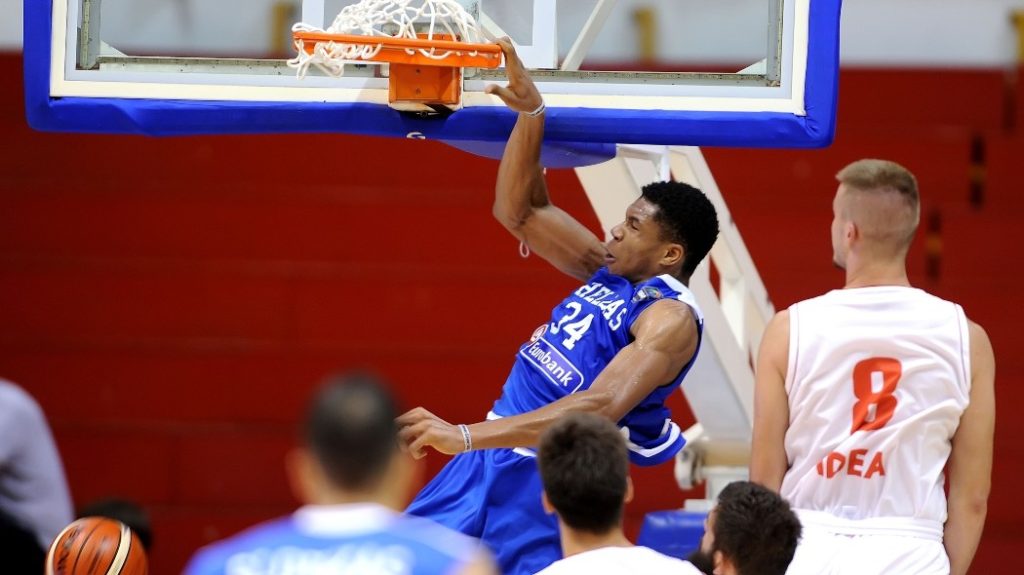 Τέσσερις σουτέρηδες και στη μέση ο Γιάννης