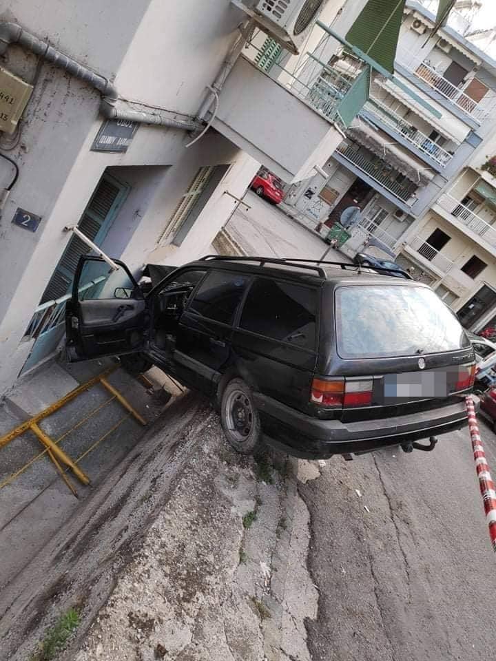 Θεσσαλονίκη: Αυτοκίνητο «καρφώθηκε» σε τοίχο σπιτιού!