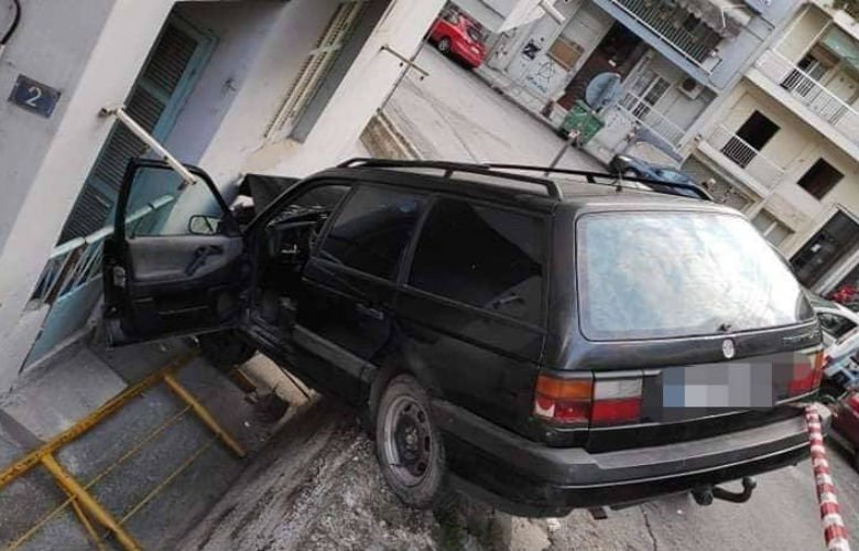 Αυτοκίνητο «μπούκαρε» σε σπίτι μετά από τρελή πορεία – Το όχημα «προσγειώθηκε» στον τοίχο