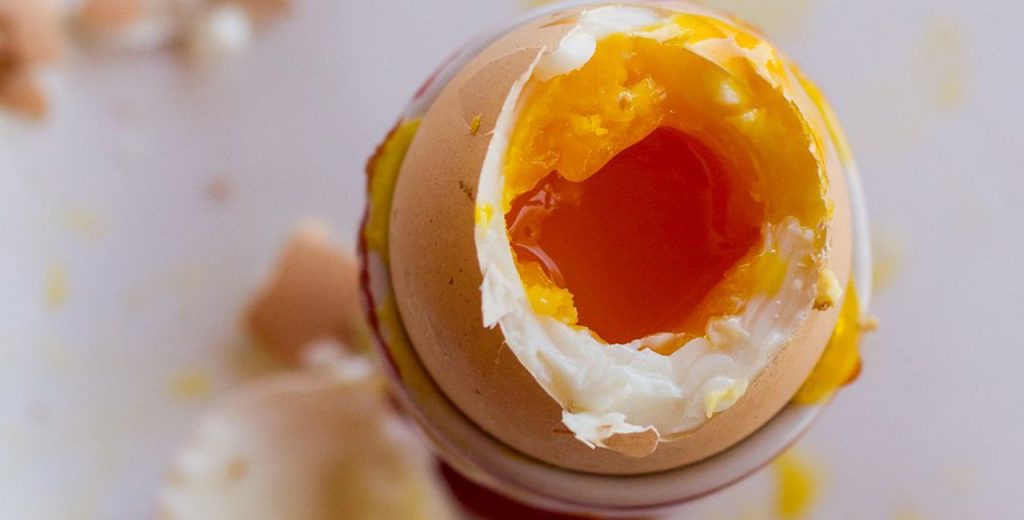 Σπάει ένα αυγό μέσα σε ένα ηχείο – Δεν φαντάζεστε ποιος είναι ο λόγος (βίντεο)