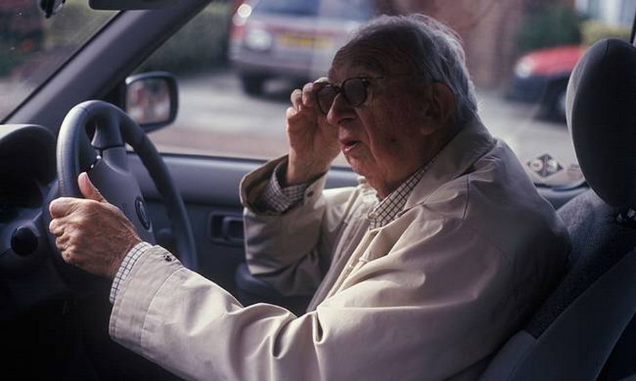 Παρατείνονται οι άδειες οδήγησης για τους άνω των 74 ετών
