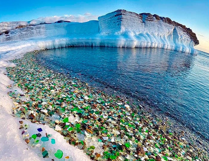 Ρωσία: Πανέμορφα πολύχρωμα βότσαλα από γυαλί σε παραλία στο Βλαδιβοστόκ