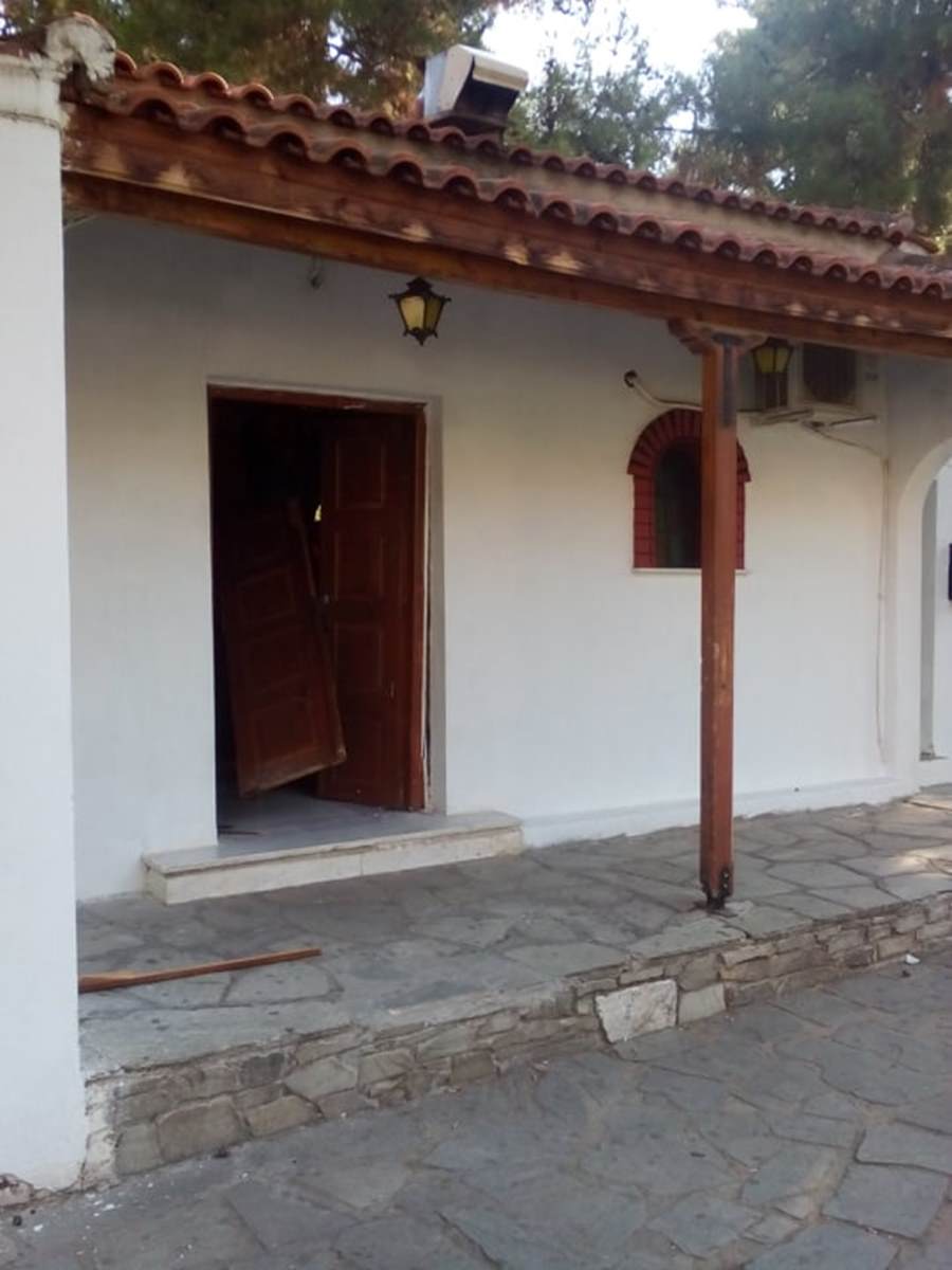 Έσπασαν με κλωτσιές την πόρτα εκκλησίας στην Λάρισα (φωτο)