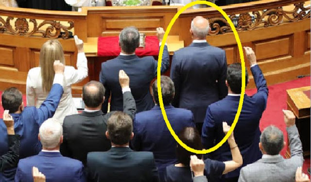 «Ποιος είναι αυτός ο αψηλός – Ποιος είναι αυτός ο τύπος» που δεν σηκώνει το χεράκι του στην ορκωμοσία στην Βουλή;