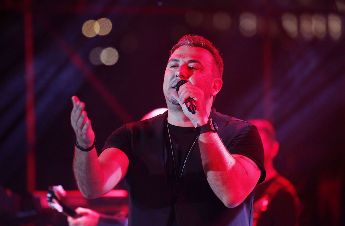 Μύκονος: «Πανικός» για τη συναυλία του Ρέμου – Τον αποθέωσαν Έλληνες και Άραβες στην Ψαρού (βίντεο)