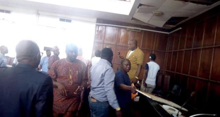 Νιγηρία: Τεράστιο φίδι έπεσε από το ταβάνι στα κεφάλια βουλευτών (φωτο)