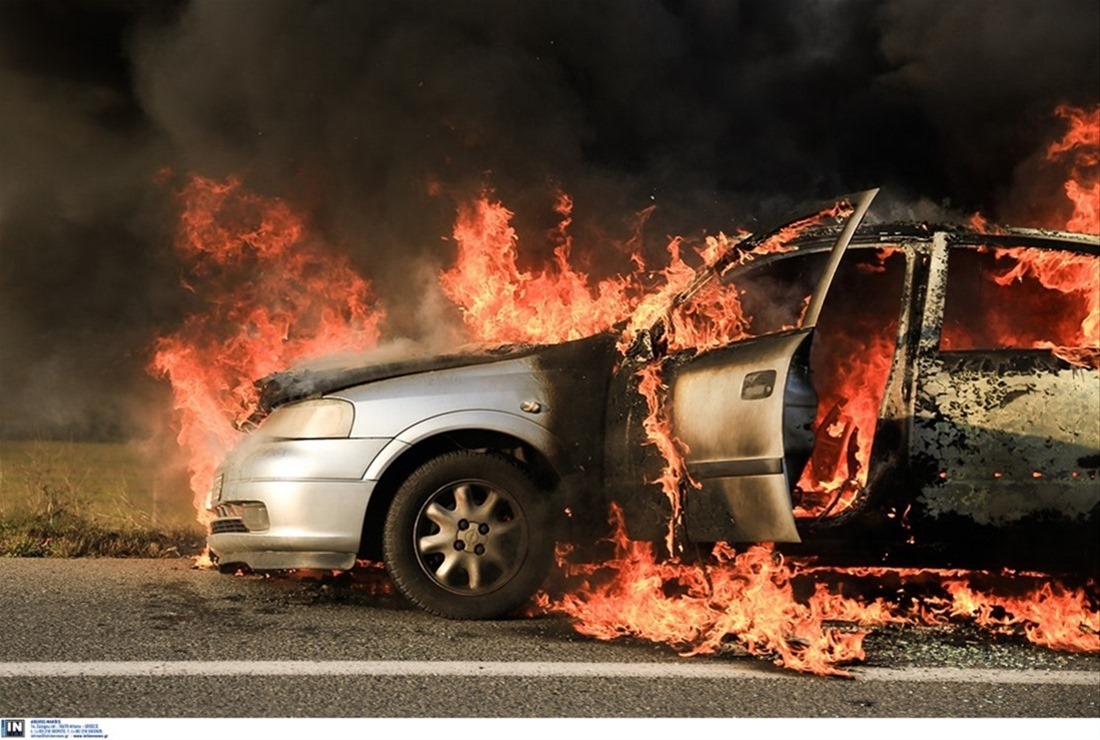 Φωτιά σε δύο αυτοκίνητα σε Γλυφάδα και Βουλιαγμένη