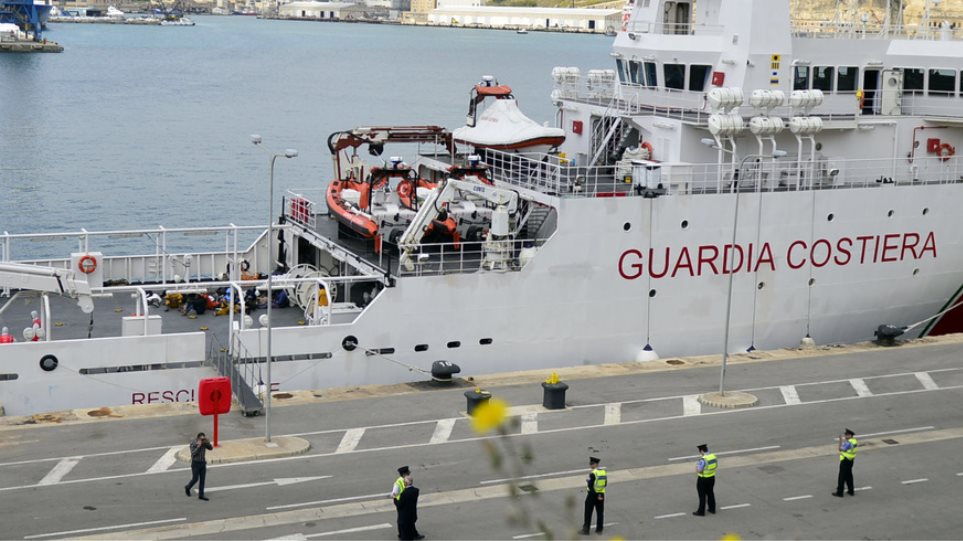 Ο Σαλβίνι απαγορεύει την αποβίβαση 135 αλλοδαπών στην Ιταλία – «Να τους πάρει η Ευρώπη»