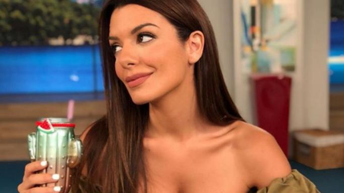 Νικολέτα Ράλλη: Ποζάρει πάνω σε στρώμα θαλασσής και τρελαίνει την Μύκονο! (βίντεο)