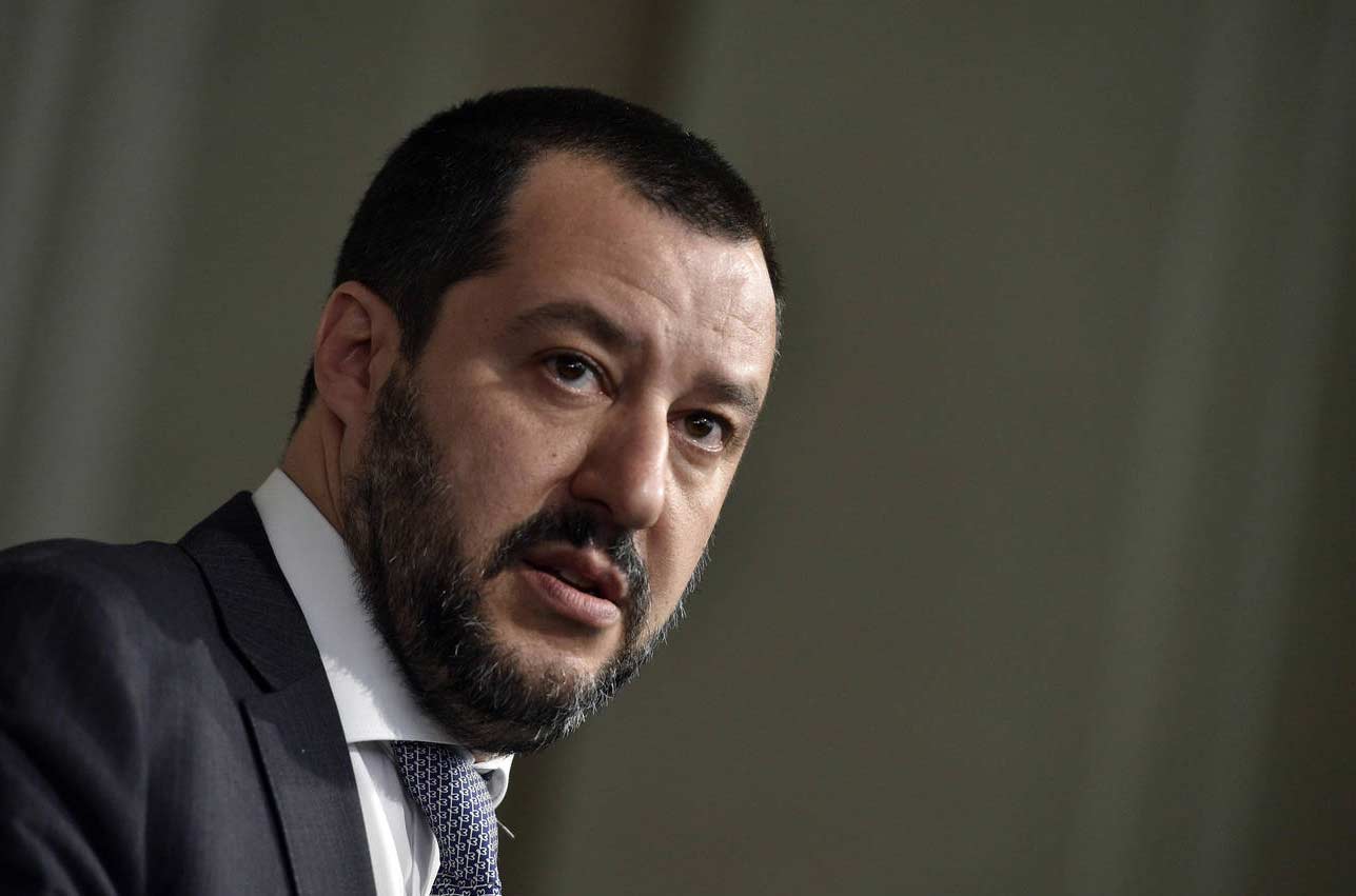 Ο Μ.Σαλβίνι απειλεί τώρα τον Ιταλό υπουργό οικονομικών: «Ή αυτός ή εγώ»