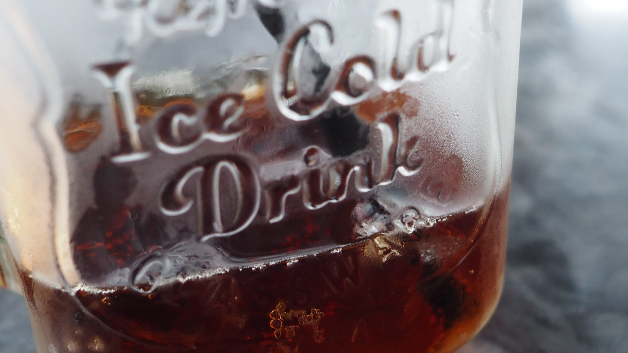 Με αυτό το κόλπο θα παγώσεις το αναψυκτικό σου μέσα σε δύο λεπτά (βίντεο)