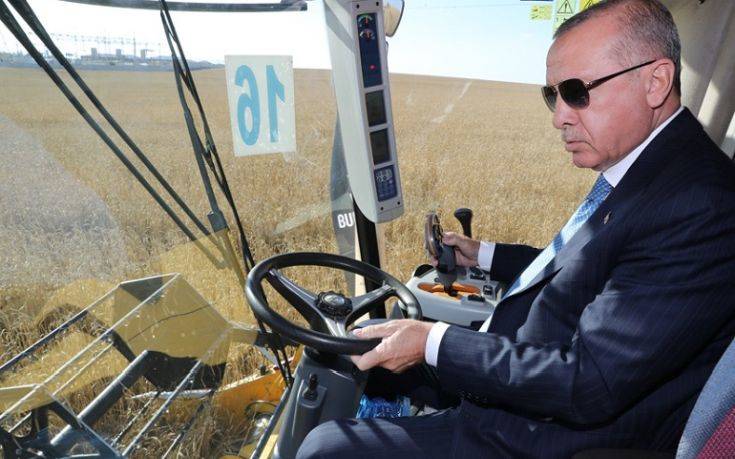 Ο αγρότης – Ερντογάν οδηγεί το πρώτο ηλεκτρικό τρακτέρ της Τουρκίας