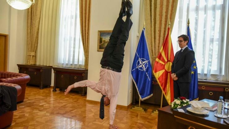 Κατακόρυφο έκανε ο Ισραηλινός πρέσβης στην πρώτη του συνάντηση με τον πρόεδρο των Σκοπίων (φωτο)