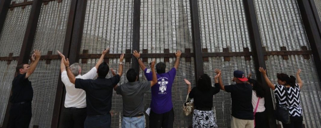 Δείτε το θριαμβευτικό tweet του Τράμπ που κτίζει το τείχος με το Μεξικό