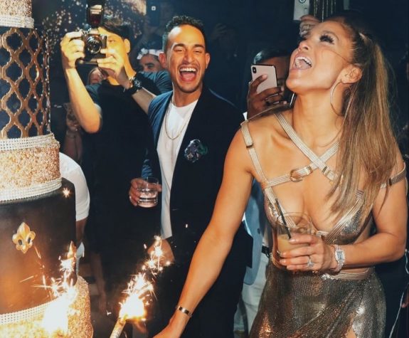 Η Τζένιφερ Λόπεζ γιόρτασε τα 50ά γενέθλιά της με την πιο εντυπωσιακή τούρτα (φωτο)