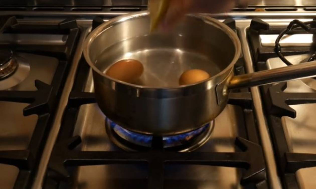 Βράζει αυγά και ρίχνει μέσα μια φέτα λεμόνι – Δεν φαντάζεστε το λόγο (βίντεο)