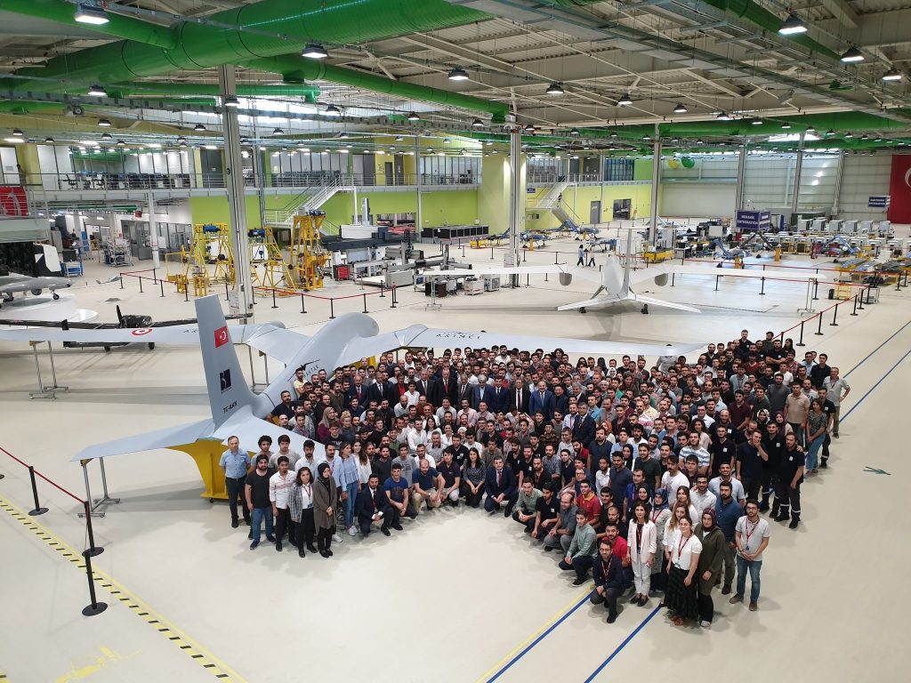 Ο Ερντογάν φωτογραφίζεται κάτω από τις πτέρυγες του UAV Akinci με τον πρωθυπουργό της Μαλαισίας