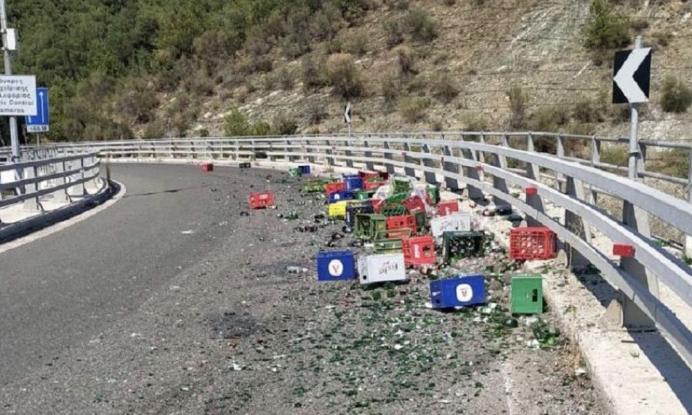 Θεσσαλονίκη: Φορτηγό «άδειασε» στον περιφερειακό τα καφάσια με τις μπύρες που κουβαλούσε