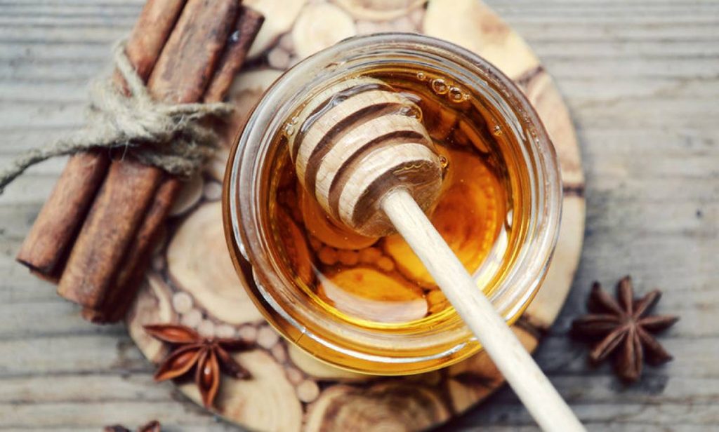 Δεν φαντάζεστε τι θα συμβεί στο σώμα σας αν τρώτε μέλι και κανέλα κάθε μέρα