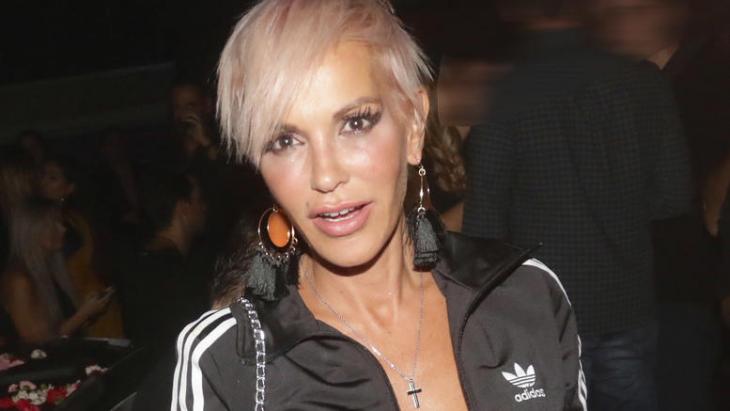 Η Νατάσα Καλογρίδη μόνο με το κάτω εσώρουχο στο κρεβάτι (βίντεο)