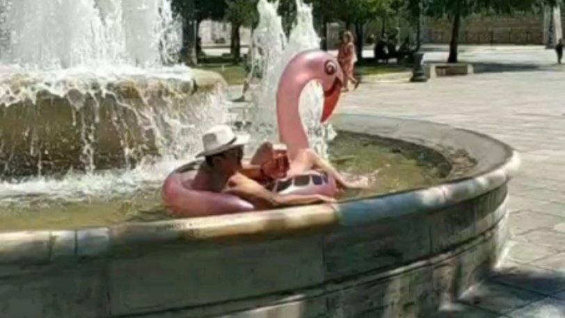 Το «τερμάτισε» για 15 λεπτά δημοσιότητας: «Bούτηξε» στο συντριβάνι του Συντάγματος με παγωμένη μπύρα και ροζ φλαμίνγκο