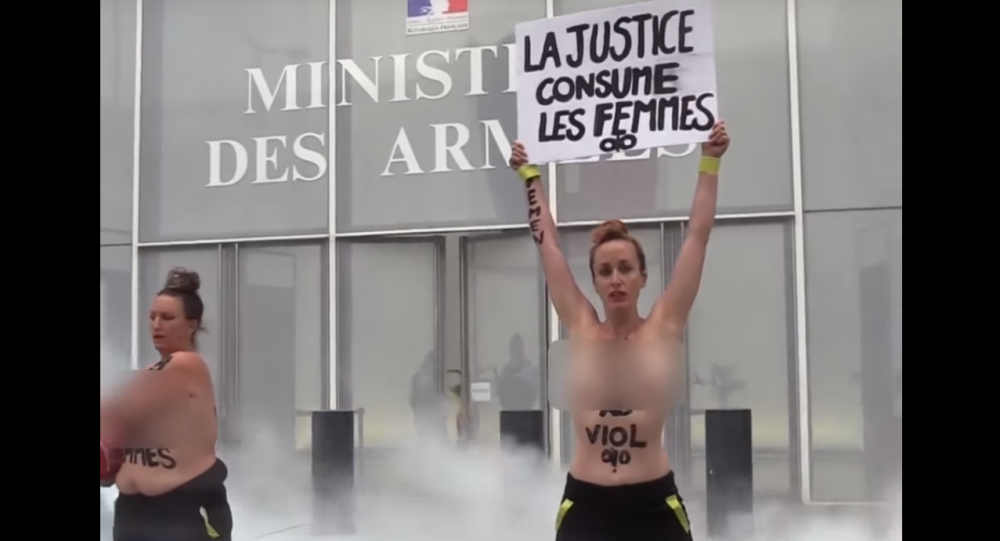 FEMEN: Γδύθηκαν έξω από γαλλικό υπουργείο για υπόθεση βιασμού ανήλικης – (βίντεο)