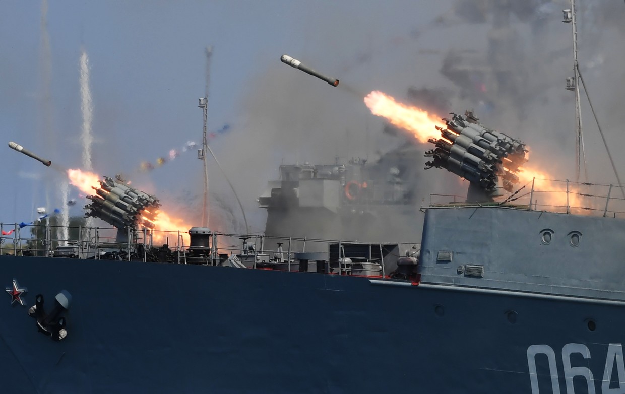 Αγία Πετρούπολη: Υπερθέαμα από το ρωσικό Ναυτικό παρουσία του Βλάντιμιρ Πούτιν