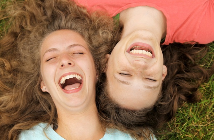 Πότε επιδιώκουμε νέες γνωριμίες και πότε θέλουμε τους δικούς μας ανθρώπους;