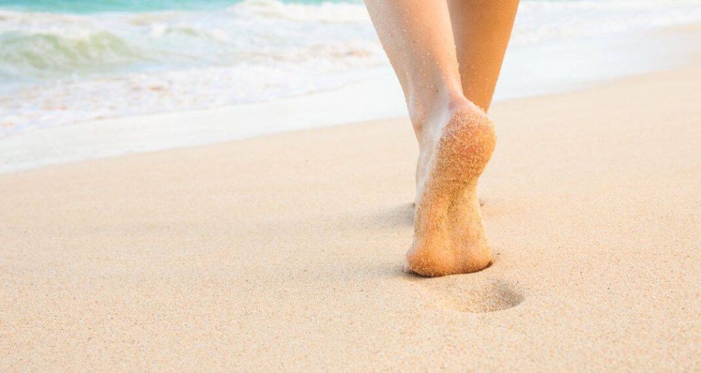 Ο πιο αποτελεσματικός τρόπος να απομακρύνετε την άμμο από τα πόδια σας