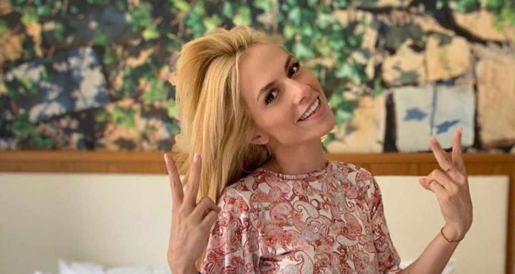 H Ντορέττα Παπαδημητρίου στην παραλία με κόκκινο μαγιό – Οι εντυπωσιακοί κοιλιακοί και τα καλλίγραμμα πόδια της (φωτο)