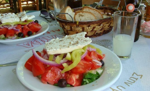 6 σαλάτες-ντροπή που πρέπει να απαγορευτούν στις ταβέρνες το καλοκαίρι (φωτο)