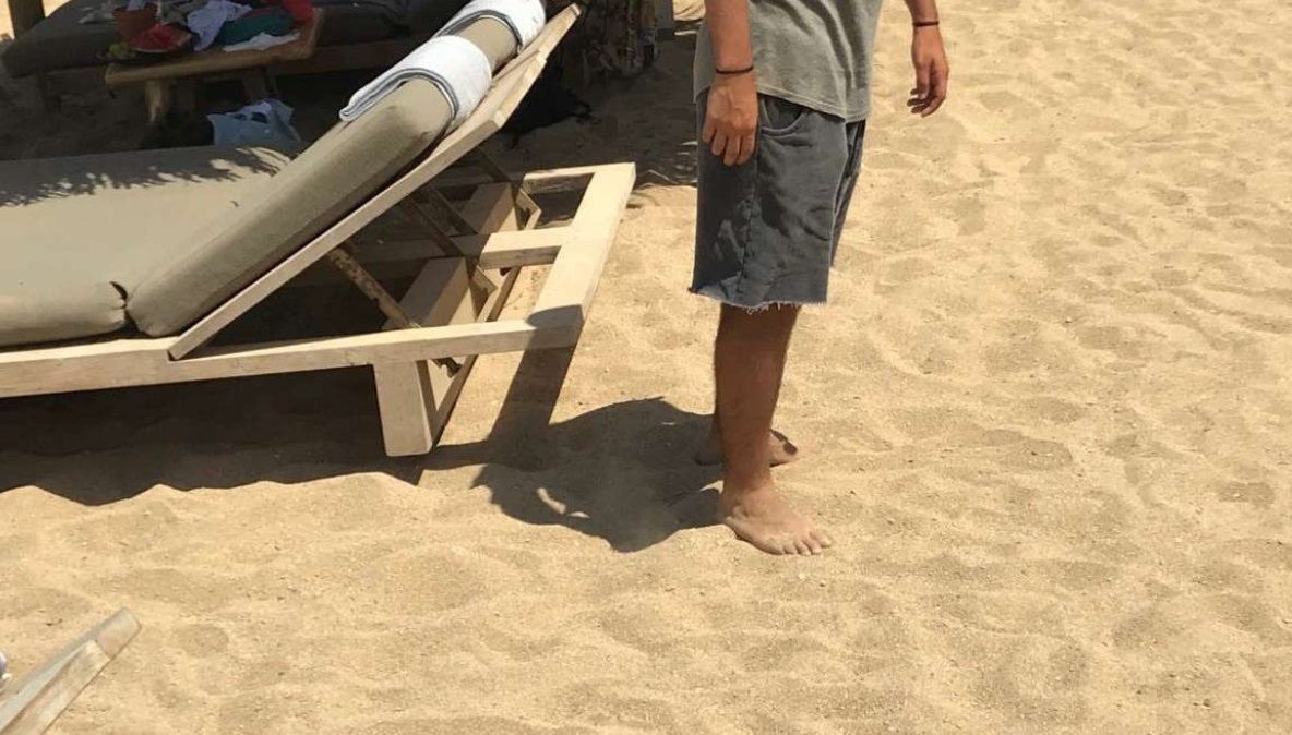 Μπρος στο «project» τι είναι ο πόνος; Μαγαζί στην Μύκονο θέλει τους σερβιτόρους ξυπόλητους