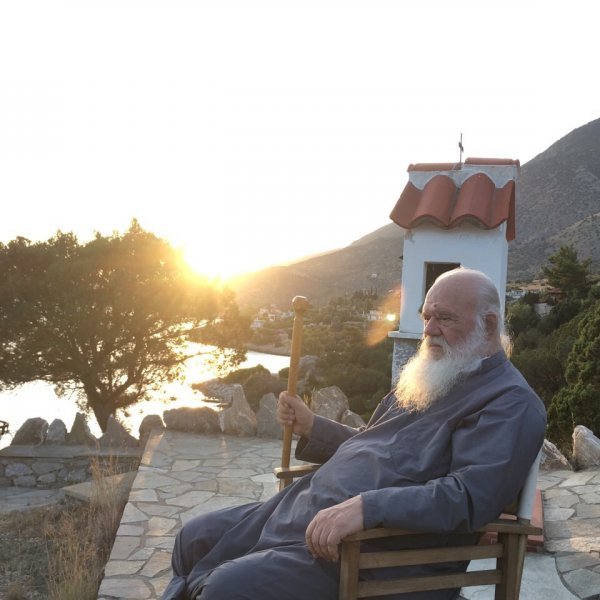 Αυτό είναι το καλοκαιρινό ησυχαστήριο του Ιερώνυμου στην Βοιωτία