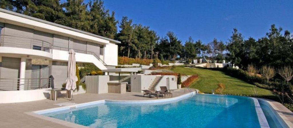 Το Κοινωνικό Τιμολόγιο της ΔΕΗ χωράει μέχρι και εφοριακούς με βίλα με πισίνα στο Βαρνάβα