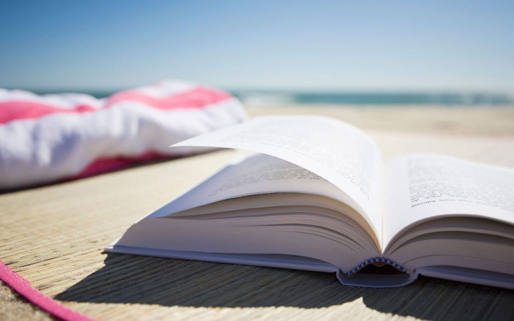 Βιβλίο: «Ταξιδεύεις» στις σελίδες του και περνάς σούπερ στην παραλία