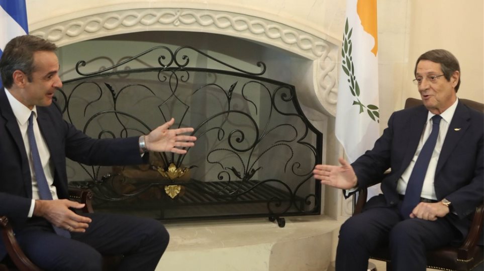 «Εδώ όποιος δεν καπνίζει δεν μπαίνει στο Προεδρικό Μέγαρο» είπε στον Κυριάκο Μητσοτάκη ο Κύπριος Πρόεδρος