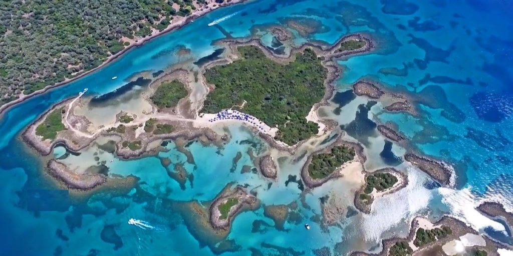 Τα κατάφυτα ελληνικά νησάκια με το απέραντο γαλάζιο που μοιάζουν με τις Σεϊχέλες και ελάχιστοι γνωρίζουν (βίντεο)