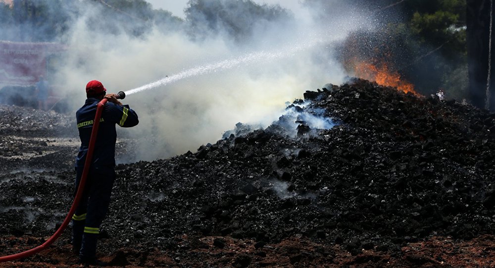 Ημέρα φωτιάς και σήμερα: Πυροσβέστες δίνουν μάχη με τις φλόγες σε Ωρωπό, Κορωπί, Ιτέα και Λάρισα