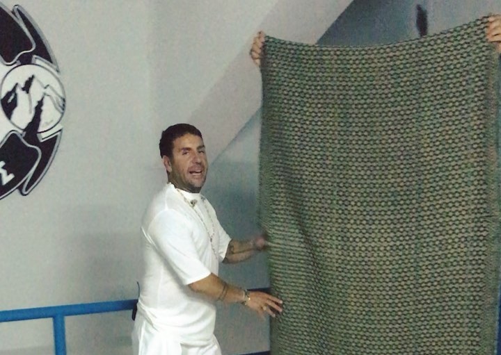 Απολαυστικός ο Γιώργος Μαζωνάκης «ξεπουλάει χαλιά» σαν τη Δέσποινα Μοιραράκη – Και την κάνει ίδια!