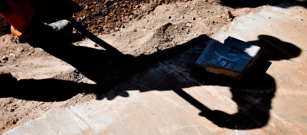 Η μισή μας ζωή κάθε χρόνο «ξοδεύεται» στη δουλειά για να πληρώνουμε φόρους και εισφορές