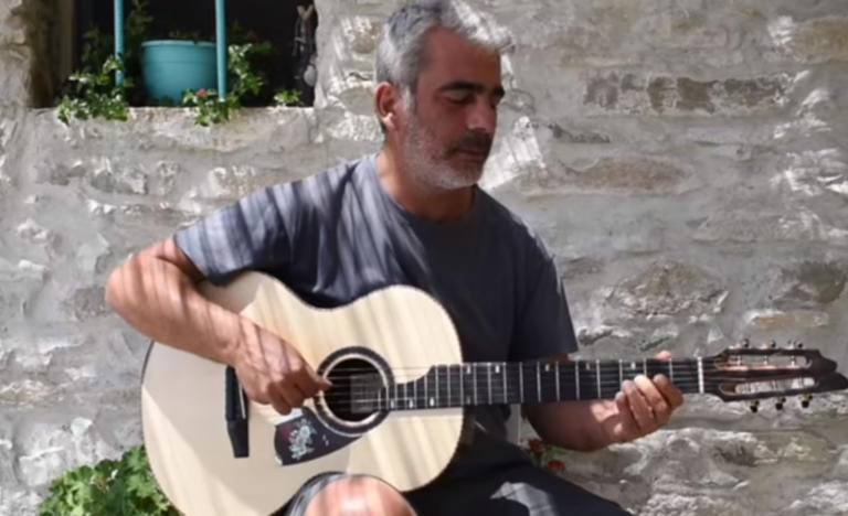 Διασκεύασε το «Mama» σε… ρεμπέτικο και κέρδισε τα φώτα της δημοσιότητας – Σας αρέσει;