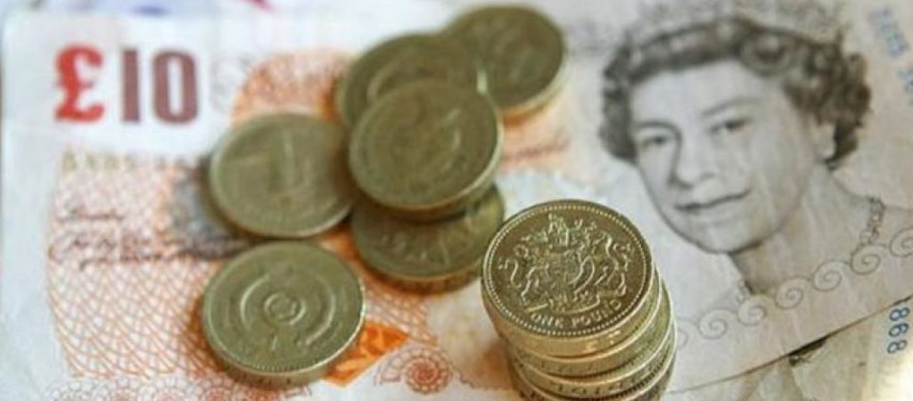 Κοντά στα χαμηλότερα 30 μηνών η στερλίνα – Οι αγορές φοβούνται άτακτο Brexit